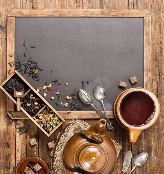 Chá quente em uma xícara e bule de chá, vista aérea — Fotografia de Stock