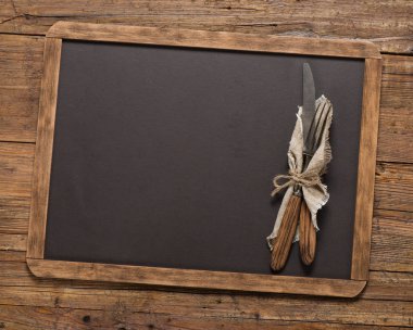 Blackboard menü boş ve çatal kaşık, görünümünün üst ile.