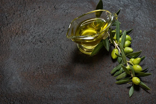 Aceite de oliva y rama con aceitunas —  Fotos de Stock