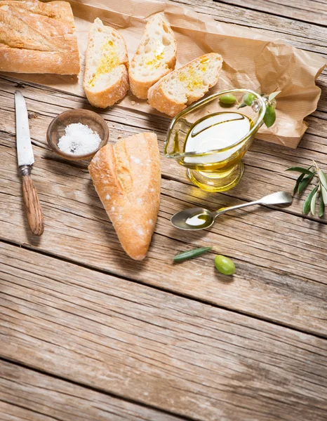 Свіжі багет з зелені оливки і оливкова олія — стокове фото