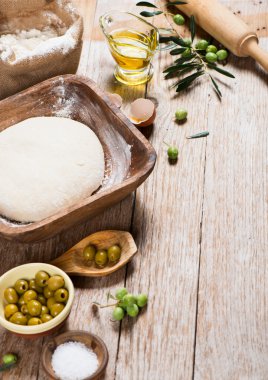 Zeytinli ekmek pişirme için hazırlıklar