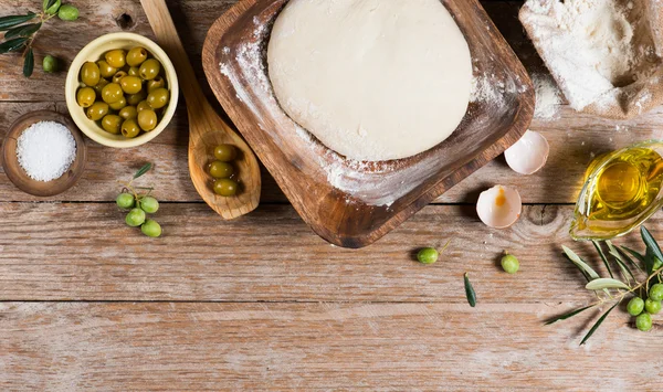 Preparaciones para la cocción casera de pan con aceitunas, arriba vie —  Fotos de Stock