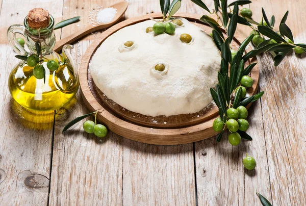 Свіжий м'яч для тіста з оливками — стокове фото