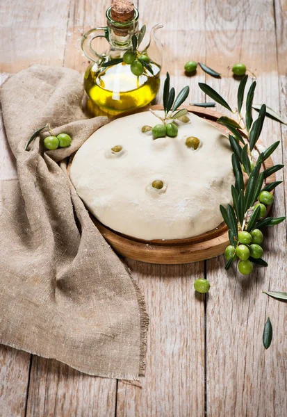 发酵的面团用橄榄. — 图库照片