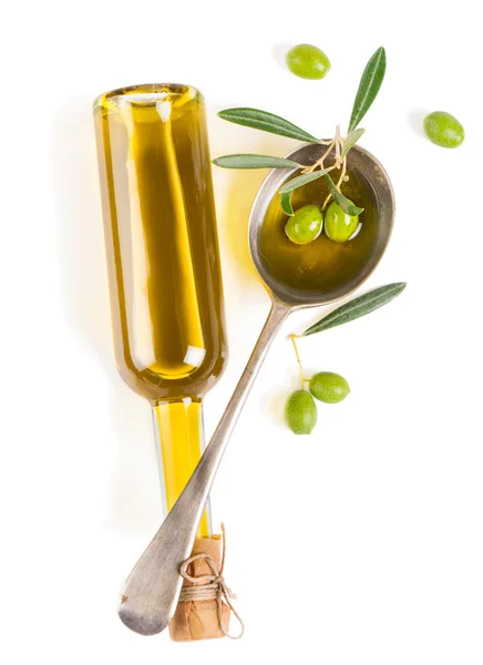 View from above of a  jar with olive oil and some green olives w — Stock Photo, Image