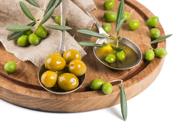 Свежие и маринованные оливки, оливковое масло — стоковое фото