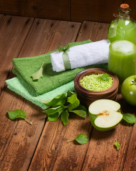 Spa concept with green apples — Stock Photo, Image