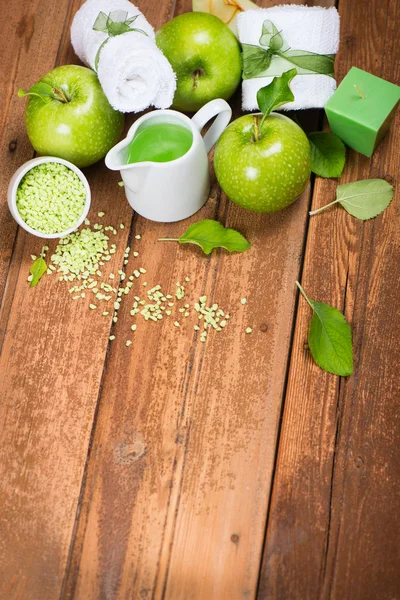 Productos de spa de manzanas verdes, vista superior . — Foto de Stock