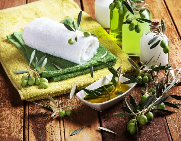 Ambiente de masaje spa con aceitunas verdes — Foto de Stock