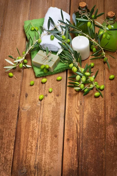 Health spa setting of green olives — Stock Photo, Image