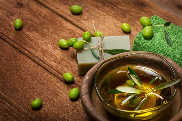 SPA concept:olive oil and green olives — Stock Photo, Image