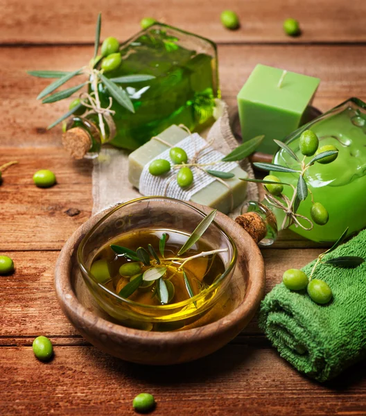 Spa av oliv på en trä bord — Stockfoto