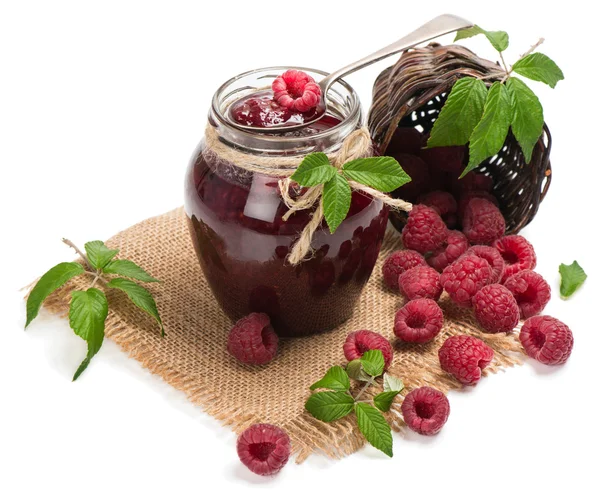 Hausgemachte Himbeermarmelade im Glas und Beeren beiseite — Stockfoto