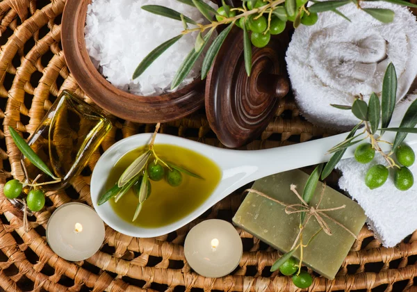 Spa and wellness setting with olive fruits, oil and salt. Top v — Stock Photo, Image