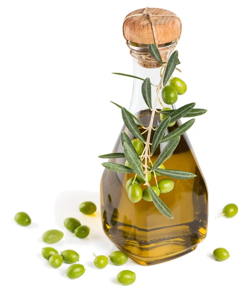 Fles olijfolie en groene olijven — Stockfoto