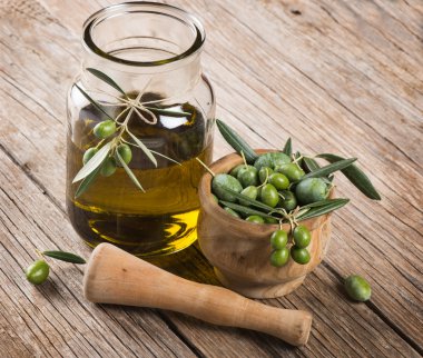 Zeytin yağı ile zeytin dalı bir harç içinde kavanoz