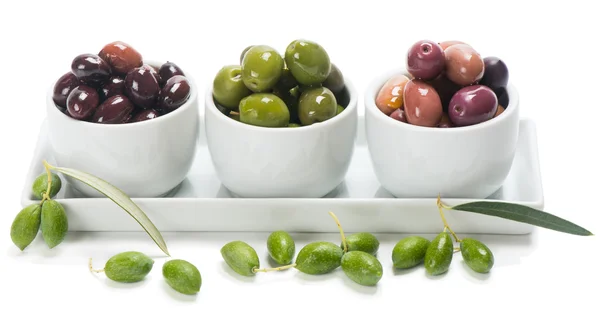 Чаши с различными оливками — стоковое фото