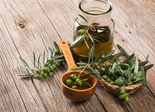 Aceitunas verdes y oi — Foto de Stock