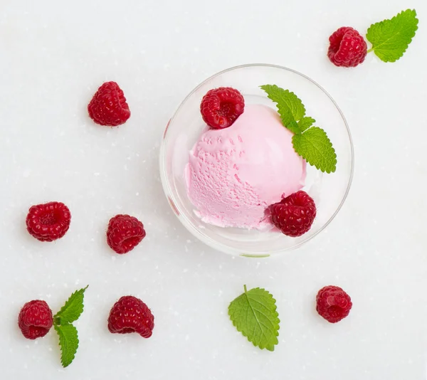 Helado con frambuesas frescas —  Fotos de Stock