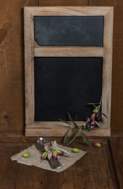 Blackboard ile zeytin ve sofra takımları