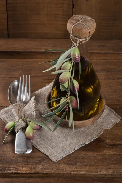 Оливки, оливкова олія, ложка і виделка . — стокове фото