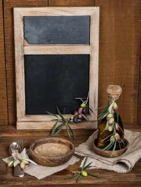 Vintage table setting with olives and  and antique blackboard on — Stock Photo, Image