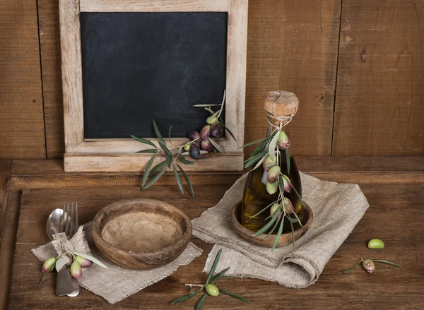 Ложка, виделка та оливки та оливкова олія, меню чорна дошка на — стокове фото