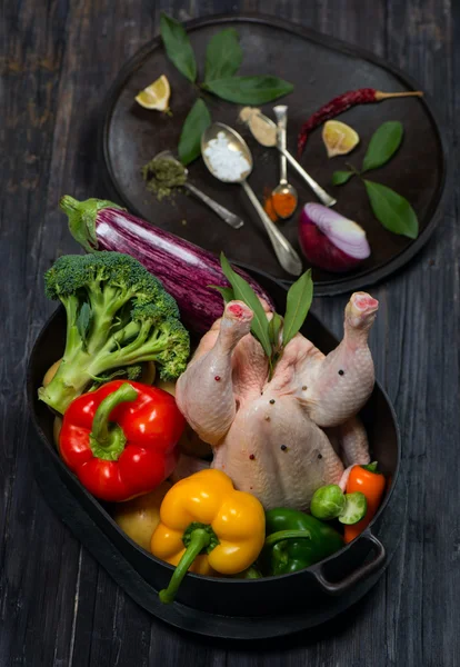 Rohes Huhn mit Gemüse — Stockfoto