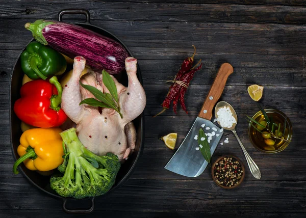 Blick von oben auf Huhn mit Gemüse und Olivenöl — Stockfoto