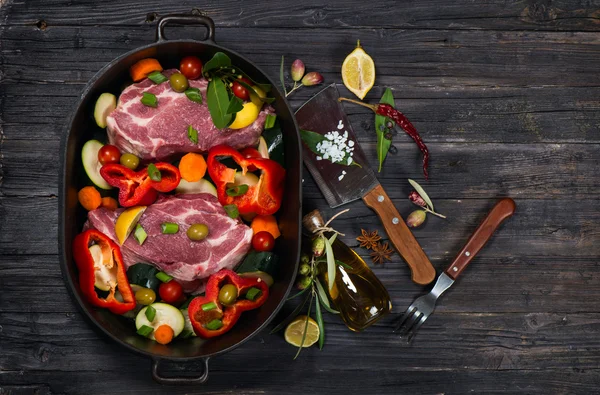 Viande aux légumes et huile d'olive — Photo