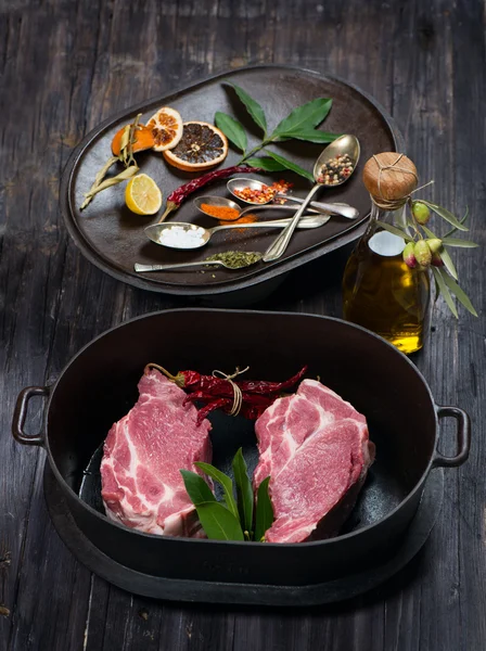 Seleção de carne crua e especiarias — Fotografia de Stock