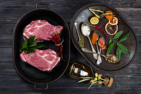 未煮熟的肉和香料的选择，顶视图 — 图库照片