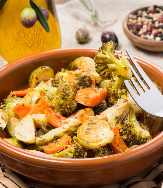 Baked mixed vegetables  (brussels sprouts, carrots, broccoli) — Stock Photo, Image