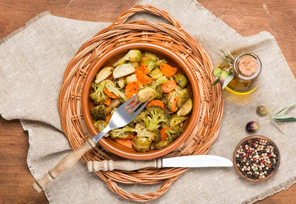 Gebackenes gemischtes Gemüse (Rosenkohl, Karotten, Brokkoli), — Stockfoto