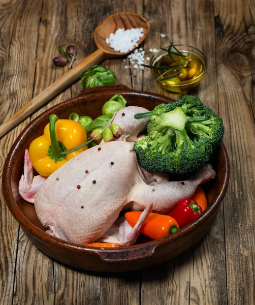 Przygotowując pieczony kurczak z warzywami — Zdjęcie stockowe