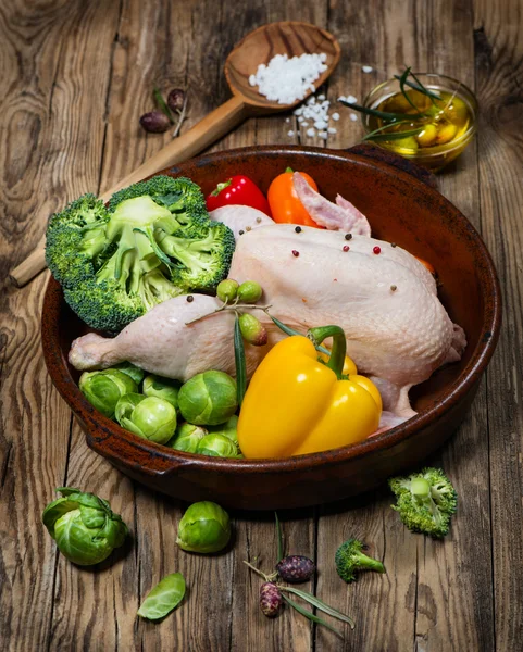 Preparing roast chicken with vegetables — Stock Photo, Image