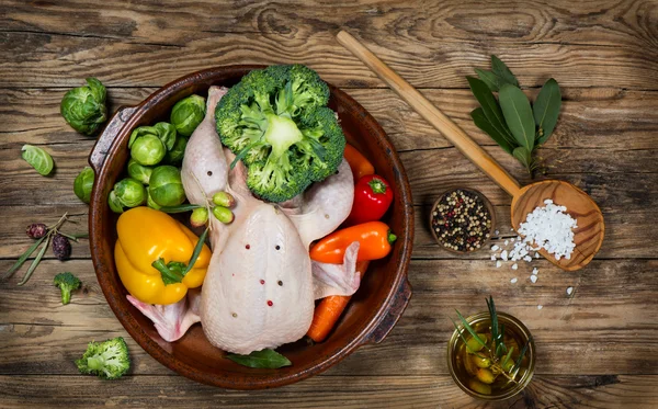 Příprava pečeně kuře se zeleninou, pohled shora — Stock fotografie