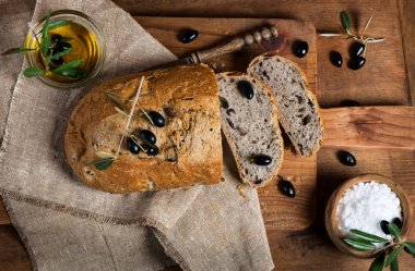 Ev yapımı zeytin ekmek, üstten görünüm dilimlenmiş