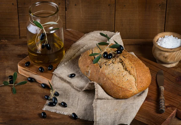 Средиземноморский домашний оливковый хлеб — стоковое фото