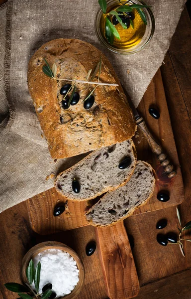 Нарізаний домашній оливковий хліб, вид зверху — стокове фото