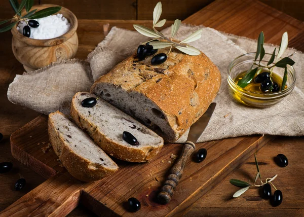 Ev yapımı zeytin ekmek dilimlenmiş 