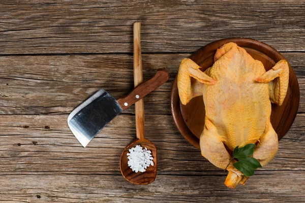 Uncooked  chicken on a old wooden table, top view — Stock Photo, Image