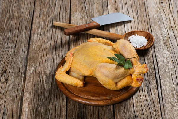 Rohes Huhn auf einem alten Holztisch — Stockfoto