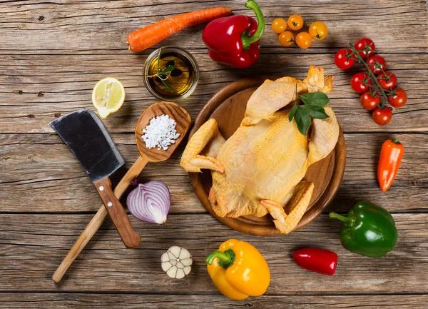 View from above of uncooked chicken with vegetables — Stock Photo, Image