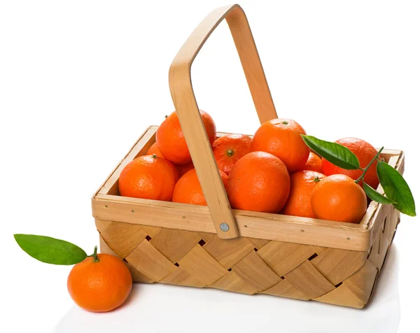 Jaula de mandarinas maduras con hojas verdes —  Fotos de Stock