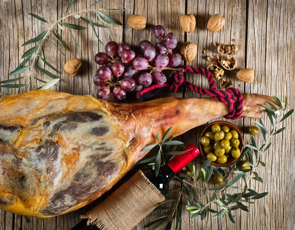 Schinken, Wein, Trauben und Oliven, Blick von oben — Stockfoto