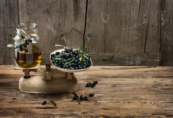 Balance scale fresh olives and olive oil — Stock Photo, Image