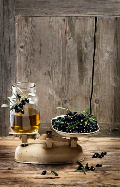 Balance scale fresh olives and olive oil — Stock Photo, Image