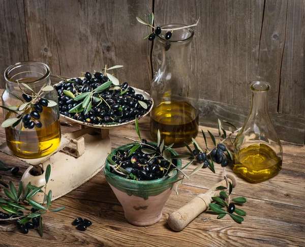 Balance scale  fresh olives and olive oil — Stock Photo, Image