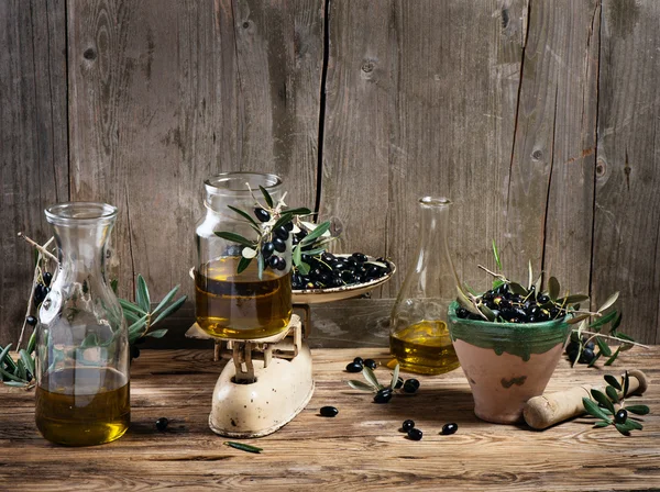 Весы баланса свежие оливки и оливковое масло — стоковое фото